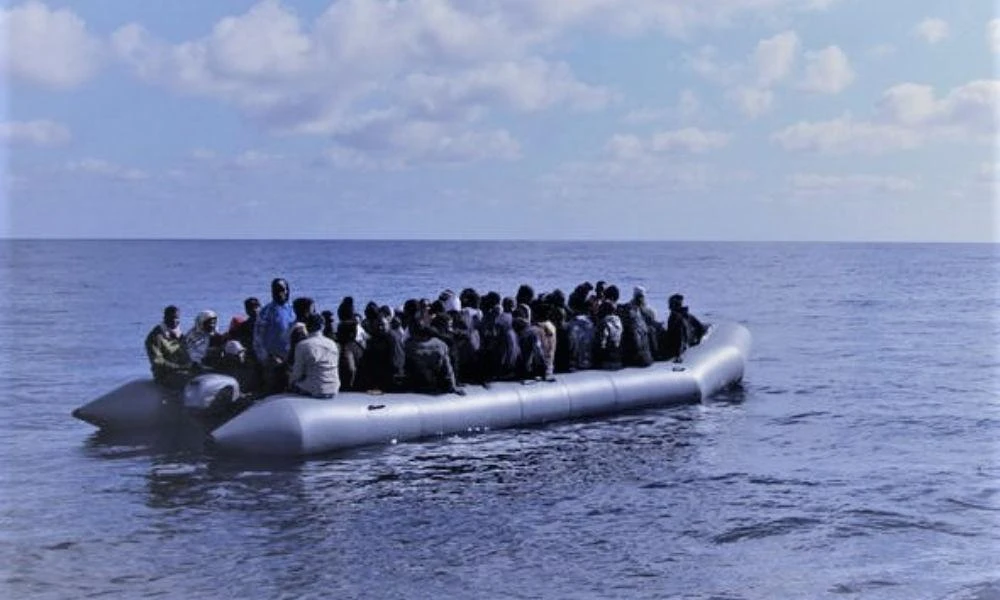 Εντοπίστηκαν 69 μετανάστες σε λέμβο νότια της Γαύδου
